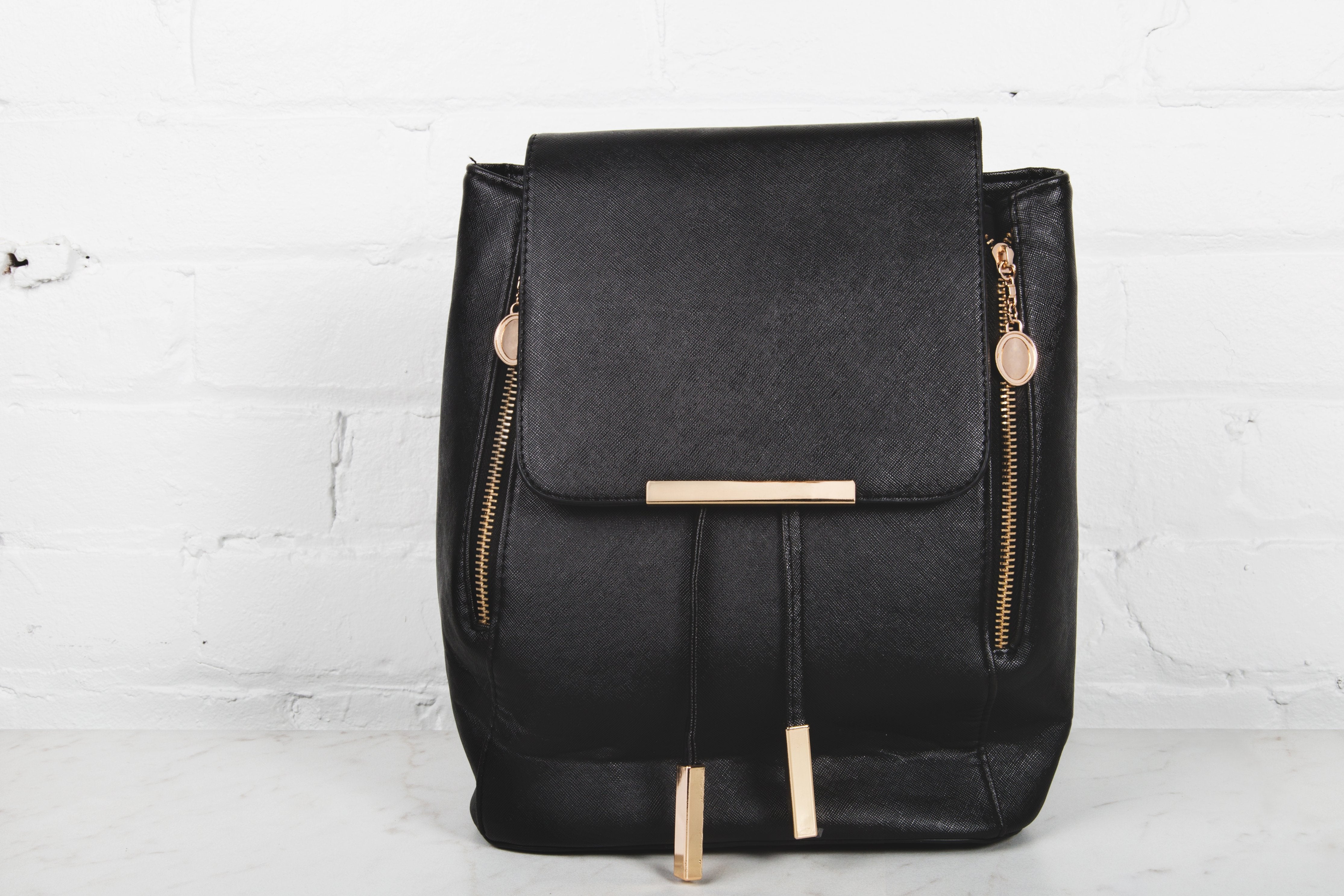 Does the handbag look too flashy or is it understated elegance?